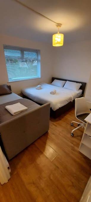 Maisonette With Patio 1 Double Bed Urmston Exterior foto